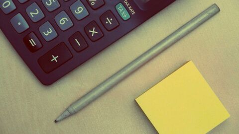 Zahlen Daten Fakten Taschenrechner, Stift und Zettel