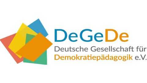 Logo Deutsche Gesellschaft für Demokratiepädagogik e. V. Logo der Deutsche Gesellschaft für Demokratiepädagogik e. V.