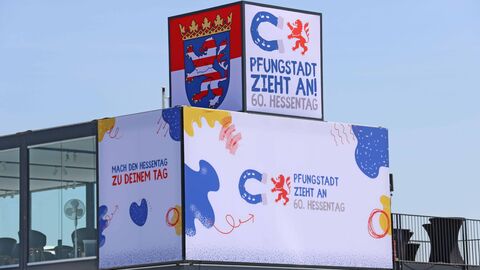 Dachterrasse eines Bistros auf dem Hessentag 2023 mit der Werbeaufschrift Hessentag zieht an