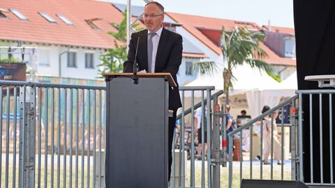Begrüßung Veranstaltung Hessentag Ein Mann spricht auf dem Podium der Hessentagsbühne.