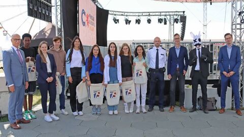 Gruppenfoto Schülerinnen und Schüler vor der Hessentagsbühne
