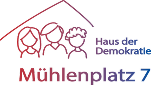 Logo des Hauses der Demokratie, Mühlenplatz 7 in Gieselwerder; drei Menschen sind unter einem Hausdach abgebildet